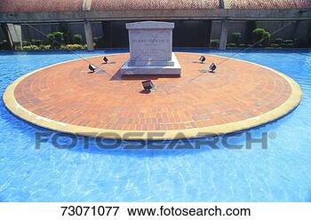 Picture - 'tomb & reflecting 
pool at martin 
luther king center, 
 atlanta. fotosearch 
- search stock 
photos, pictures, 
images, and photo 
clipart