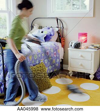 Banco de Imagem - adolescente,  
menina,  vacuuming, 
 quarto. fotosearch 
- busca de fotos, 
imagens e clipart