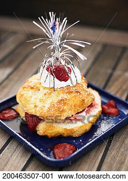 Arquivo de Fotografia - morango,  shortcake, 
 bolo,  decoração, 
 topo. fotosearch 
- busca de fotos, 
imagens e clipart