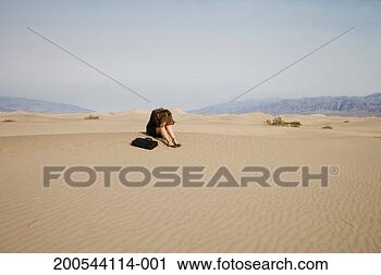 Arquivo de Fotografia - negócio,  mulher, 
 sentando,  deserto. 
fotosearch - busca 
de fotos, imagens 
e clipart