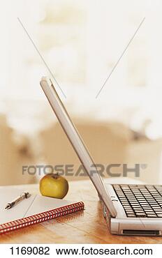 Banco de Imagem - laptop,  maçã, 
 caneta,  caderno, 
 dentro,  tabela. 
fotosearch - busca 
de fotos, imagens 
e clipart