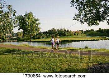 Banques de Photos - femmes, jogging, 
parc. fotosearch 
- recherchez des 
photos, des images 
et des cliparts