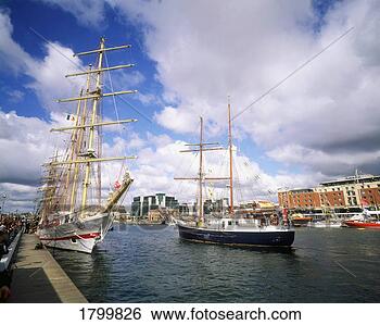 Banco de Imagem - alto,  navios, 
 festival,  rio, 
 liffey,  dublin, 
 irlanda. fotosearch 
- busca de fotos, 
imagens e clipart