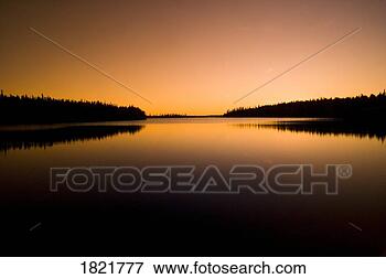 Picture - sunset on the 
arctic ocean, 
inuvik, northwest 
territories, canada. 
fotosearch - search 
stock photos, 
pictures, images, 
and photo clipart