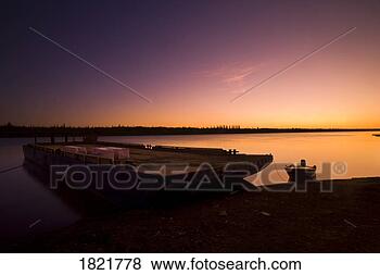 Stock Photo - sunset on the 
arctic ocean, 
inuvik, northwest 
territories, canada. 
fotosearch - search 
stock photos, 
pictures, images, 
and photo clipart