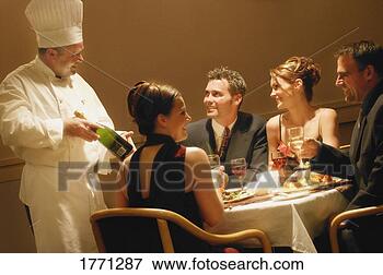 Foto - pares, tendo,  jantar, restaurante.  fotosearch - busca  de fotos, imagens  e clipart