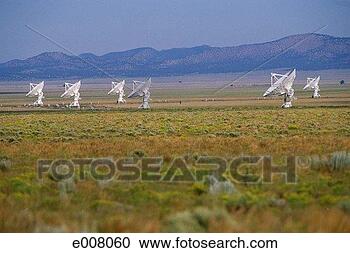 Stock Photography of Arrays/satellite dishes in field e008060...