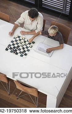照片 - 父亲, 玩, 国际象棋, 笔记本电脑 42-1975