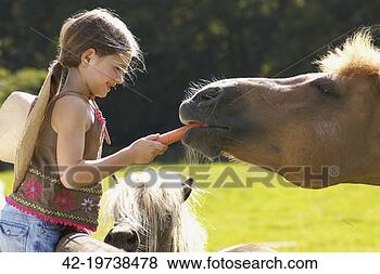 FLOOD ☼ Une équipe doit être soudée  - Page 40 Girl-feeing-carrot_~42-19738478