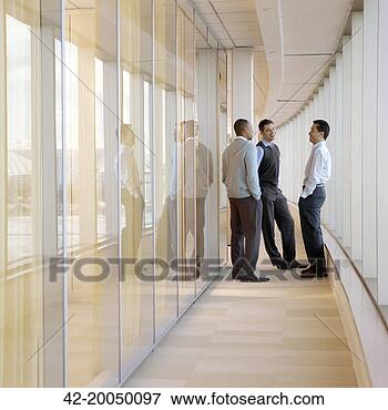 图片 - 同事, 谈话, 走廊 42-20050097 - 搜索影像