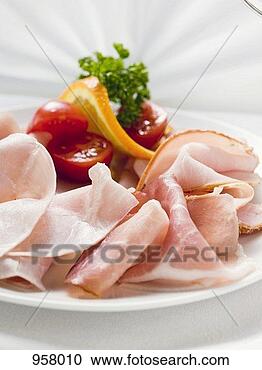 Hazır Fotoğraflar - tahta düz tabak, 
jambon, kiraz, 
domatesler. fotosearch 
- foto, resim, 
görüntü ve foto 
klipart ara