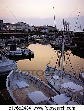 Stock Photo - france, ile de 
re, saint-martin-de-re, 
fishing boats 
in harbour, dusk. 
fotosearch - search 
stock photos, 
pictures, images, 
and photo clipart