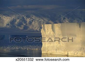 Stock Photo - antarctica, ross 
sea, icebergs 
near mountains. 
fotosearch - search 
stock photos, 
pictures, images, 
and photo clipart