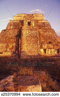 Stock Photo - mexico, yucatan 
peninsula, yucatan, 
uxmal, pyramid 
of the magician. 
fotosearch - search 
stock photos, 
pictures, images, 
and photo clipart