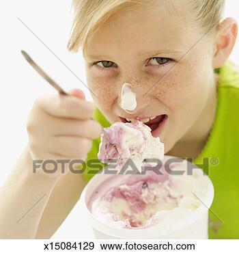 portrait-girl-eating_~x15084129.jpg