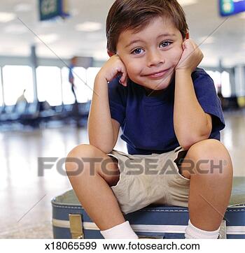 Arquivo Fotográficos - menino, sentando, 
mala, aeroporto, 
retrato. fotosearch 
- busca de fotos, 
imagens e clipart
