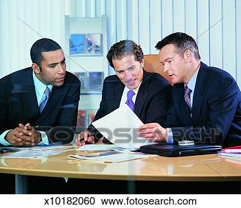 免版税(RF)类图片 - 三, 企业管理人员, 坐在一桌