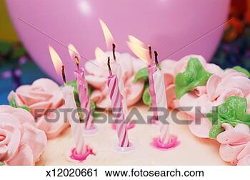 அழகிய கேக்  birthday cake  - Page 2 Birthday-cake-close-up_~x12020661