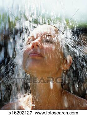 Foto - fim, cima, mulher, 
chuveiro. fotosearch 
- busca de fotos, 
imagens e clipart