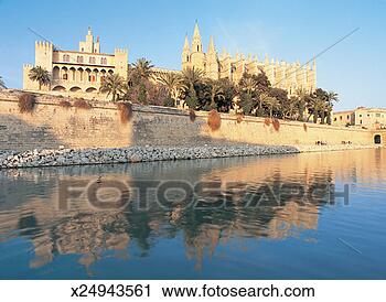 Stock Photography - parc de la mar, 
 palma cathedral 
and palau de l'almudaina 
castle. fotosearch 
- search stock 
photos, pictures, 
images, and photo 
clipart
