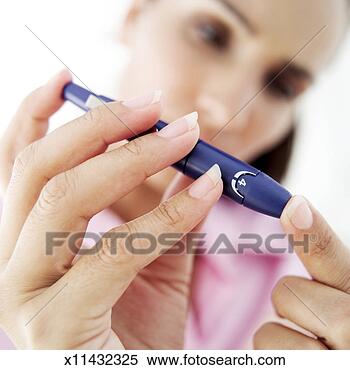 Banco de Imagem - close-up, mulher,  removendo, sangue,  dedo, sangue,  teste. fotosearch  - busca de fotos,  imagens e clipart