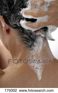 SOS cheveux bouclés Femme-lavage-elle_~175002