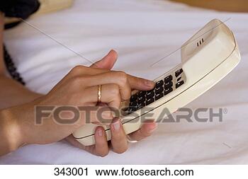 Arquivo de Fotografia - mulher,  discando, 
 número,  telefone, 
 receptor. fotosearch 
- busca de fotos, 
imagens e clipart