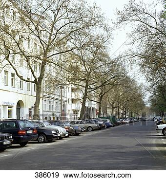 Arquivo Fotográficos - carros,   estacionado, 
  fila,   frente, 
  residencial, 
  edifícios. fotosearch 
- busca de fotos, 
imagens e clipart