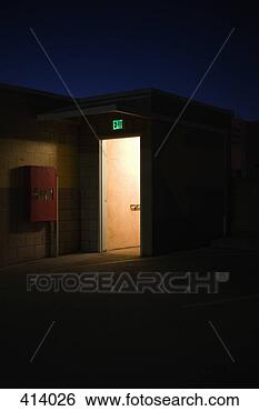 Banco de Imagem - iluminado,  entrada, 
 noturna. fotosearch 
- busca de fotos, 
imagens e clipart