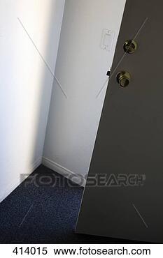 Banco de Imagem - porta,  ajar. 
fotosearch - busca 
de fotos, imagens 
e clipart
