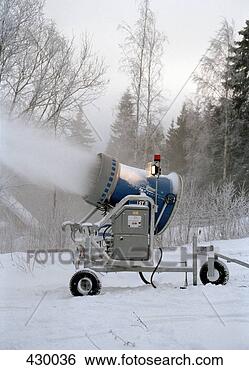 snow-machine-making_~430036.jpg