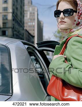 Arquivo de Fotografia - elegante,  mulher, 
 obtendo,  car. 
fotosearch - busca 
de fotos, imagens 
e clipart