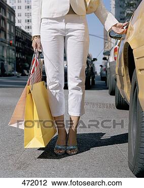 Banco de Imagem - mulher,  segurando, 
 shopping,  sacolas, 
 táxi. fotosearch 
- busca de fotos, 
imagens e clipart