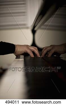Arquivo de Fotografia - detalhe,  tocando, 
 piano. fotosearch 
- busca de fotos, 
imagens e clipart