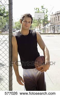 Banco de Imagem - jovem,  segurando, 
 basquetebol, 
 ao ar livre, 
 corte. fotosearch 
- busca de fotos, 
imagens e clipart