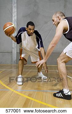 Arquivo de Fotografia - um,   basquetebol, 
  jogador,   babas, 
  bola,   outro, 
  jogador. fotosearch 
- busca de fotos, 
imagens e clipart