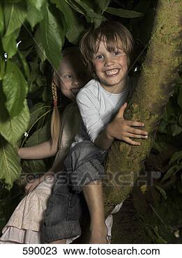 Banco de Imagem - dois,  crianças, 
 sentando,  árvore. 
fotosearch - busca 
de fotos, imagens 
e clipart