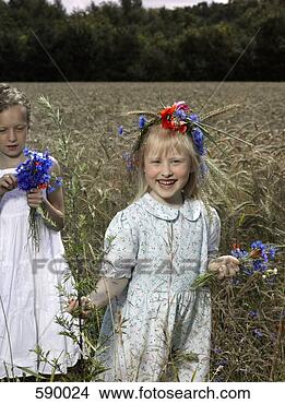 Banco de Imagem - dois,  meninas, 
 trigo,  campo, 
 grupos,  wildflowers. 
fotosearch - busca 
de fotos, imagens 
e clipart