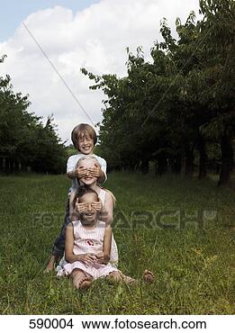 Banco de Imagem - três,  crianças, 
 tocando,  campo. 
fotosearch - busca 
de fotos, imagens 
e clipart