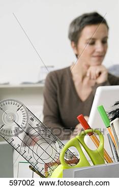 Banco de Imagem - fim,   cima,  
 escritório,  
 materiais,   
maduras,   mulher. 
fotosearch - busca 
de fotos, imagens 
e clipart