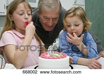 Banco de Imagem - avô,  celebrando, 
 aniversário, 
 seu,  grandchildren. 
fotosearch - busca 
de fotos, imagens 
e clipart