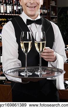 Arquivo Fotogr&aacute;ficos - gar&ccedil;om, segurando,  bandeja, champanhe,  flautas. fotosearch  - busca de fotos,  imagens e clipart