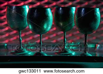 Arquivo de Fotografia - close-up,  quatro, 
 vinho,  goblets, 
 fila. fotosearch 
- busca de fotos, 
imagens e clipart