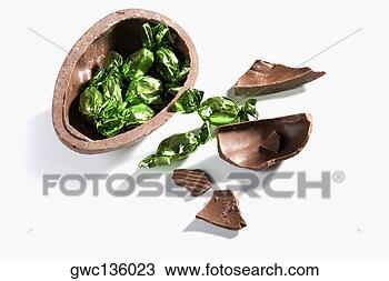 Banco de Imagem - alto,  ângulo, 
 vista,  quebrada, 
 chocolate,  ovo, 
 doces. fotosearch 
- busca de fotos, 
imagens e clipart