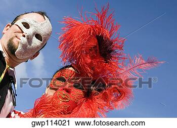 Arquivo de Fotografia - baixo,  ângulo, 
 vista,  homem, 
 mulher,  desgastar, 
 trajes. fotosearch 
- busca de fotos, 
imagens e clipart