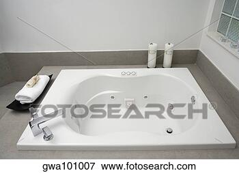 Foto - alto,  ângulo, 
 vista,  banheira, 
 banheiro. fotosearch 
- busca de fotos, 
imagens e clipart
