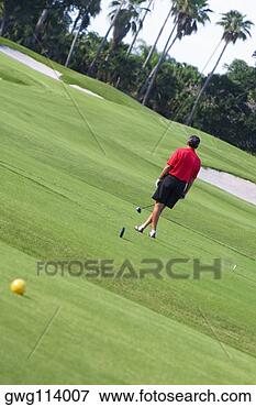 Foto - parte traseira, 
 vista,  segurando, 
 golfe,  clube, 
 golfe,  curso. 
fotosearch - busca 
de fotos, imagens 
e clipart
