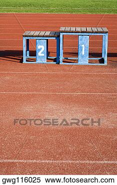 Banco de Imagem - vencedores,  pódio, 
 executando,  
pista. fotosearch 
- busca de fotos, 
imagens e clipart