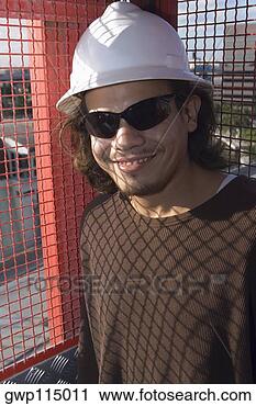 Arquivo de Fotografia - close-up,  macho, 
 construção,  
trabalhador,  
sorrindo. fotosearch 
- busca de fotos, 
imagens e clipart