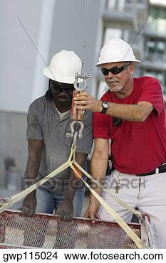 Banco de Imagem - dois,   manual, 
  trabalhadores, 
  amarrar,   recipiente, 
  gancho. fotosearch 
- busca de fotos, 
imagens e clipart